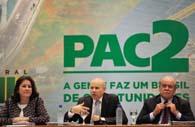 ３年目の報告を行うマンテガ財相（中央）とベルキオリ企画相（左）（Marcelo Camargo/Agencia Brasil）