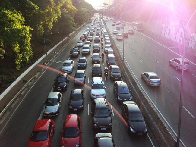 マルジナル・ド・チエテを利用しようとセントロに向かう車で混む休日前日の聖市5月23日大通り（Fotos Publicas）