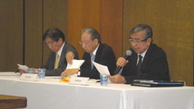 評議員会に臨む（左から）木多会長、原田評議員会長、清水評議員幹事