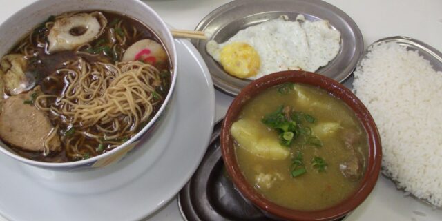 迷品のラーメンと刻みネギがのるカレー