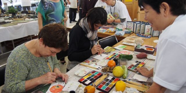 賑わった文化祭。参加者も絵手紙に挑戦した