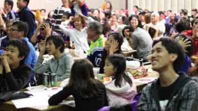 決定機を逃し頭を抱える来場者