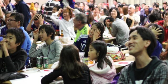 決定機を逃し頭を抱える来場者