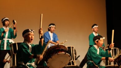 ちびっ子も躍動！　懸命に叩くミカ幼稚園の和太鼓