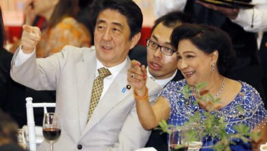 日トリニダード会談後の夕食会で談笑する安倍首相とパサードビセッサー首相（右）＝２７日、ポートオブスペイン（共同）