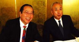 生田会長（左）と小林領事所長