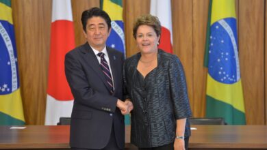 大統領府で１日午前、署名式に臨んだ安倍首相とジウマ大統領（Foto: Wilson Dias/Agencia Brasil）