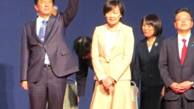 壇上で拍手に応える安倍首相と昭恵夫人