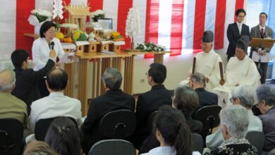 靖国神社の徳川康久宮司からのメッセージを代読する浜口会長