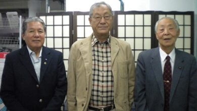 来社した（左から）尾西顧問、中島代表取締役、伊藤副委員長