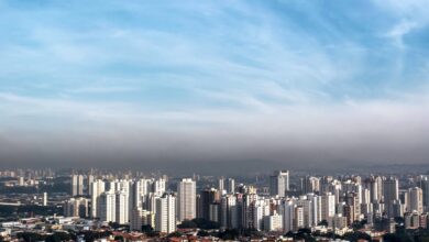 早朝でも地上付近の大気は埃などでよどんでいる聖市（Rafael Neddermeyer/ Fotos Públicas）