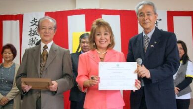 記念撮影する（左から）ＮＡＫの北川朗久名誉会長、北川会長、援協の菊地義治会長