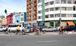 自転車専用レーンを走る人々（João Luiz / Secom）