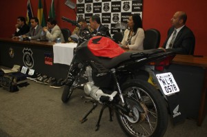 犯行に使われたバイクと記者会見を行う市警や軍警、軍の関係者達（Polícia Civil/Goiás）