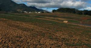 水位低下が続き地面もひび割れたジャグアリー貯水池（Fernanda Carvalho/Fotos Públicas）