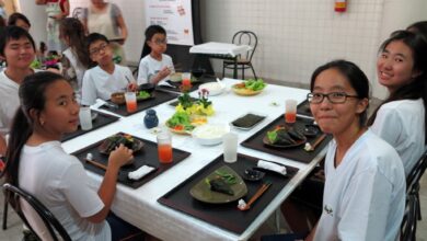 陶芸家の本間秀子さんが寄付した立派な陶器で食べる生徒たち