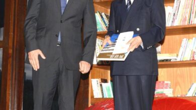 式典の中でグスターボ市長に記念の本を手渡す石見市長