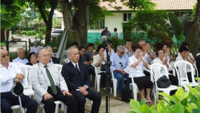 慰霊碑前で先亡者に祈りを捧げる参列者の皆さん