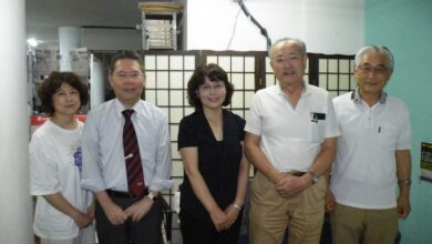 左から小寺さん、島根県人会の足立操会長、玉串、有馬、秦さん