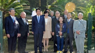 イビラプエラ公園内の慰霊碑を訪ねた安倍夫妻