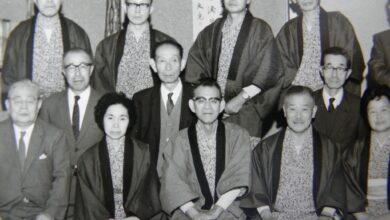 春子さんと幸平さん（手前左から２、３番目）が１９６９年に長野へ帰省した際、中学の同級生らと撮った写真