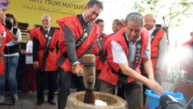 開会式典で餅を搗く福嶌総領事と尾西貞夫元ＡＣＡＬ会長