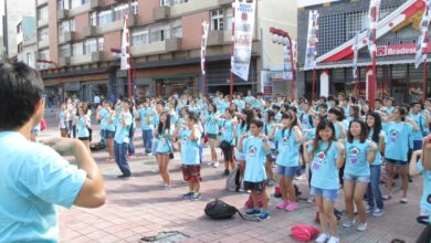 元気良く『馬場体操』を踊る子供たち