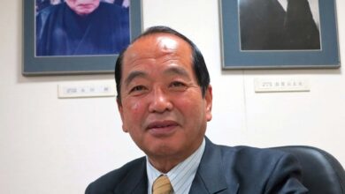 「国際人を育てる精神を今後も続けたい」と語る村上理事長。後ろの壁には嶋貫兵太夫初代会長（右）、永田稠第２代会長（左）の肖像