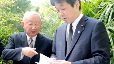 イビラプエラ慰霊碑で本橋幹久県連会長から説明を受ける薗浦政務官（写真＝望月二郎）