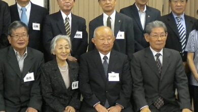 役員と本橋会長（前列左から３人目）