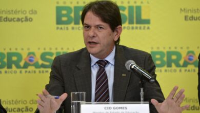 14年度のENEMの結果を発表するゴメス教育相（Wilson Dias/Agência Brasil）