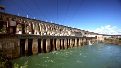 双国イタイプー水力発電所（Foto: Itaipu Binacional）。その近くにある「イグアス・ダム機械化プロジェクト」が問題になっている