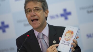 妊婦用の手帳を示す保健相（Marcelo Camargo/Agência Brasil）