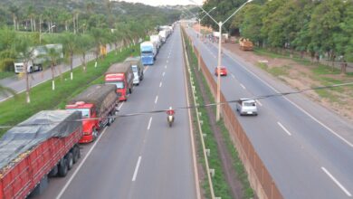 フェルナン・ジアス道でトラックを大量に停めて道をふさぐ運転手達（Jornal Cidades - MG/Fotos Publicas）