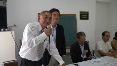 会長に就任し新役員を読み上げる谷口さん（左端）