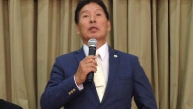 挨拶に立つ折笠力己知会長