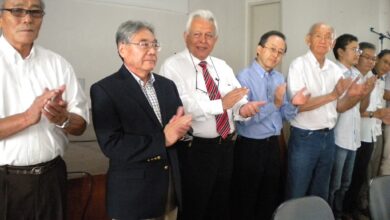 安どの表情を見せる平崎新会長（左から２人目）ら新役員