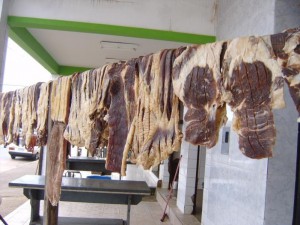 牛肉を干してカルネ・デ・ソールを作っているところ（Foto=Aline Cruz, site de UFMG）