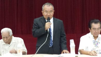 挨拶に立つ島袋新会長