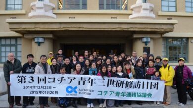 旧神戸移住センターで交流し、関係者と記念撮影に納まる訪日団（提供写真）