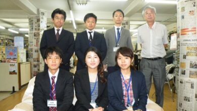 南アゴスチンニョ県人会会長（後列右）と共に来社した一行。武田課長は後列左