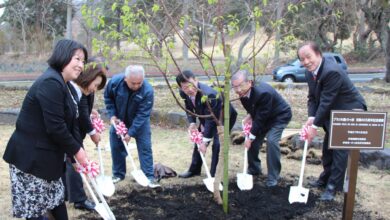 記念植樹を行なった福井会長（左端）ら（同協会提供）