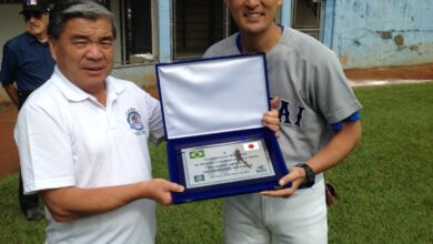 試合前に友好記念プレートを渡す大塚ジョルジ会長と受け取る黒木豪コーチ