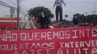 カサビ都市相やレヴィ財相らの人形を掲げて行進する人々(Jussara Basso/MTST, foto em baixa resolução)