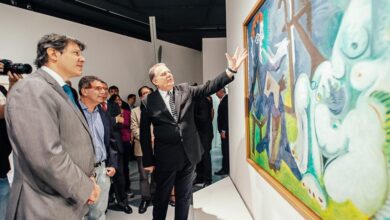 ２４日、スペイン現代絵画展でピカソの絵に見入るフェルナンド・ハダジ・サンパウロ市長（左）(Leon Rodrigues/Secom)