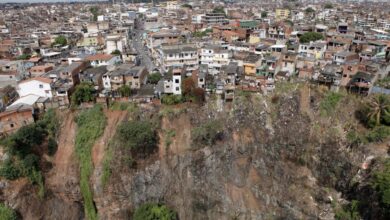 大雨の影響で土砂が崩れ、倒壊した家屋（Manu Dias/GOVBA）