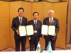 声明調印式で、左から西森団長、三野理事長、井戸県知事
