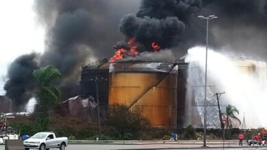 一旦は鎮火したといわれたが再燃しているタンク（Corpo de Bombeiros da PMESP）