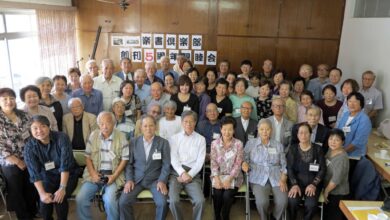 出席者で記念撮影。最前列右から４人目が前園さん、５人目が石田さん