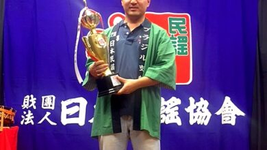 優勝カップを受け取る中島さん